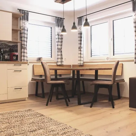 Viersterne Apartman *